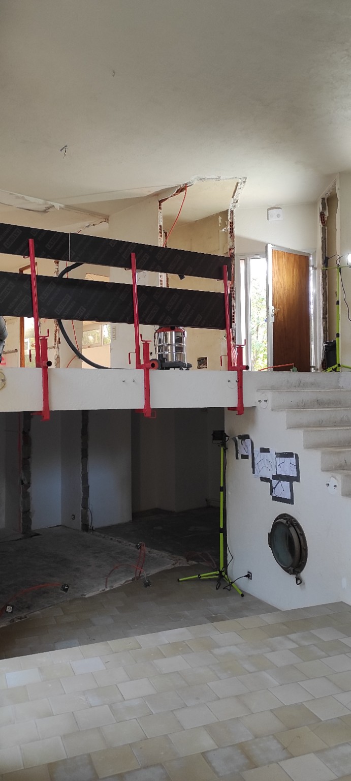Travaux de rénovation intérieure autour d’un escalier et de cloisons déposées