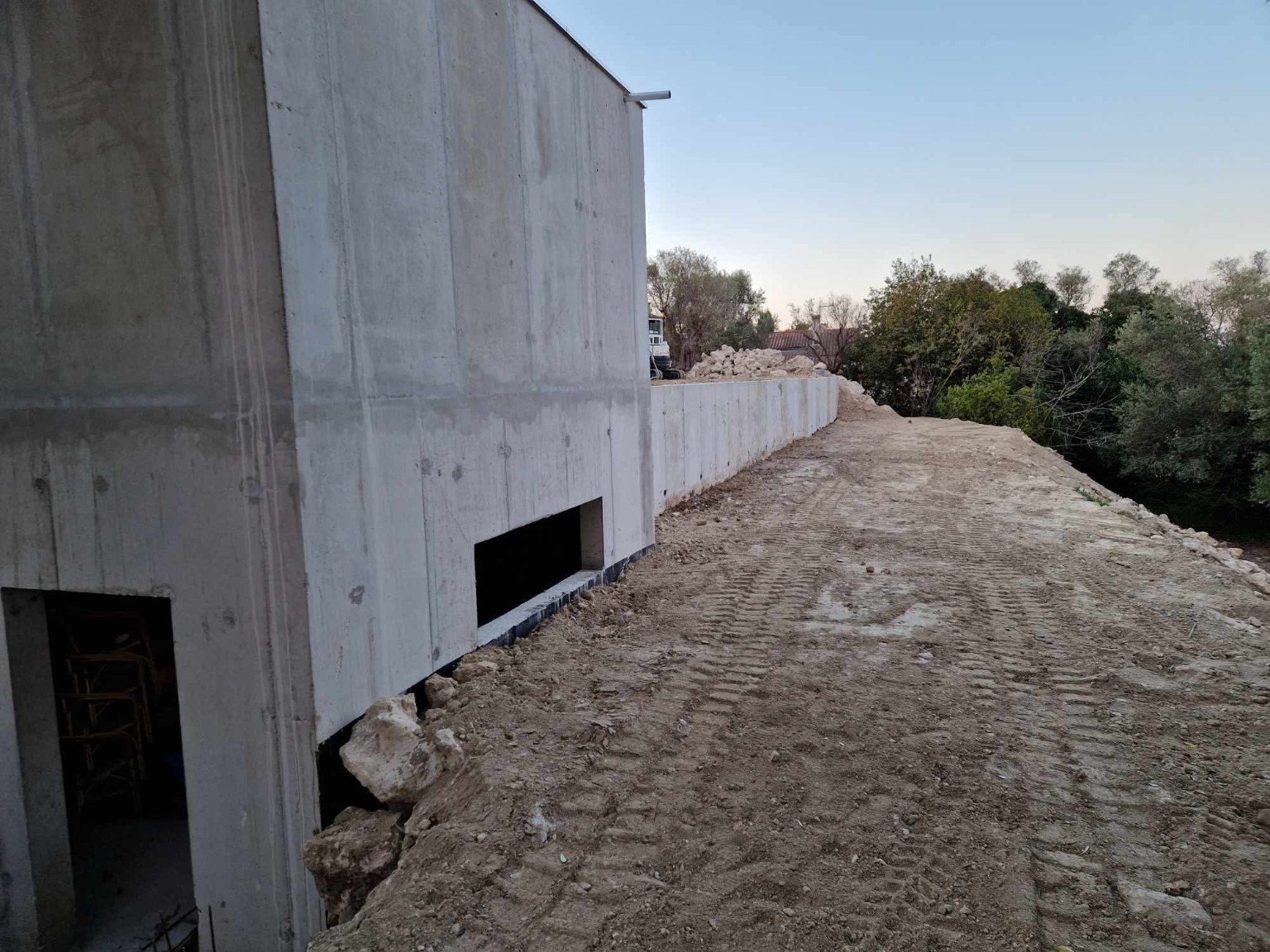 Voiles de béton brut et ouvertures d’un bâtiment en construction